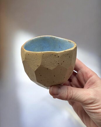 Czarka na kawę herbatę , w stylu japandi, kolor beżowy z niebieskim, umi ceramika