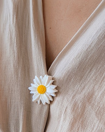 Pin przypinka biały kwiat STOKROTKA margerytka, kwiatowe boho dodatki, Dary Rusałki