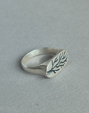 Srebrny sygnet z motywem drzewa, Agata Blaszkowska Jewelry