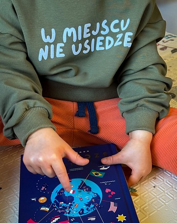 Bluza dziecięca W MIEJSCU NIE USIEDZĘ - zielona, Wear Your Journey