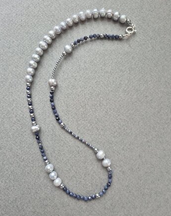 Srebrny naszyjnik z szarych pereł i niebieskich szafirów 50 cm, Dziewczyna i Perły
