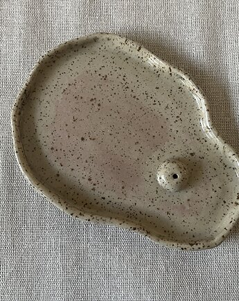 Ceramiczna podstawka na kadzidełko, Cała w kurzu
