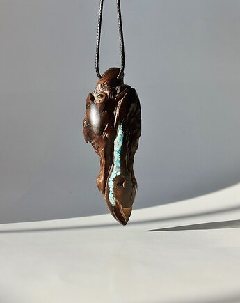 Amulet - wisior z drewna z turkusem, mazuni