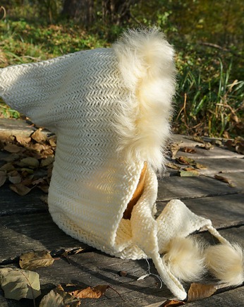 Ręcznie dziergany kaptur ecru z szalem, wełniana czapka z owczą skórą, Strojownia