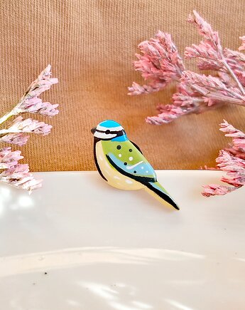 Pin z Sikorką Modrą, delikatna biżuteria z ptakiem, prezent dla niej, Dary Rusałki