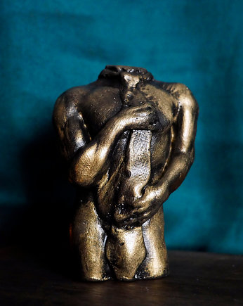 Rzeźba z gipsu figurka złotego mężczyzny w krawacie, 8,5 cm, JBJart Justyna Jaszke