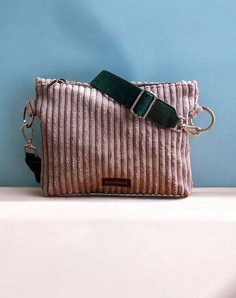 Pudroworóżowa kopertówka z grubego sztruksu, raspberi