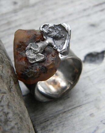 Ciemny  Bursztyn  surowy  - pierścień, Beata Trotter