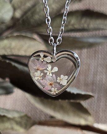 Wisiorek z suszonymi kwiatami serce serduszko, zkwiatem