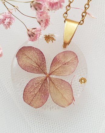 Wisior z hortensją w żywicy, Jaskółcze ziele handmade 