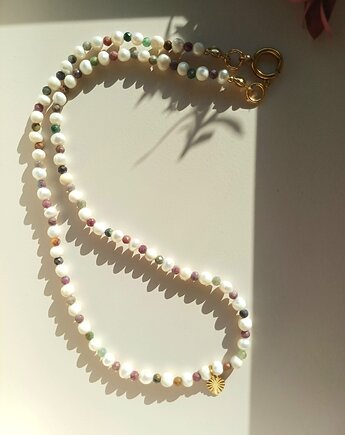 Naszyjnik z perłami naturalnymi, szmaragdem i rubinem, s e n s e d  accessories