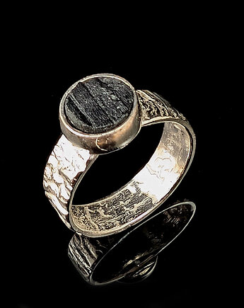 Pierścionek srebrna kora z czarnym turmalinem, Pracownia Neores