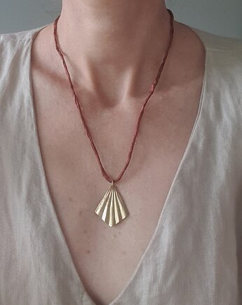 Naszyjnik ORIGAMI mały, na jedwabnej wstążce, bordo, mosiądz surowy, modesign