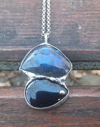 Czarny z niebieskim - wisiorek, po drugiej stronie lustra