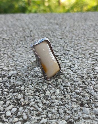 Beż - pierścionek regulowany, po drugiej stronie lustra