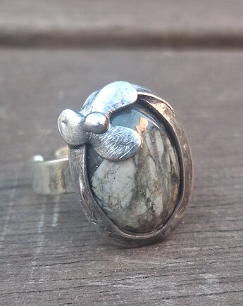 Szary kwiat - pierścionek regulowany, po drugiej stronie lustra