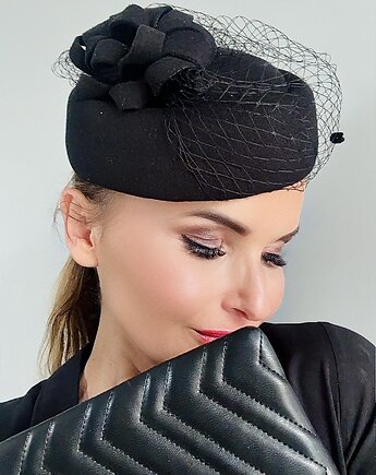 Toczek filcowy Rosa / fascynator czarny, Monika Saxton luxurious millinery