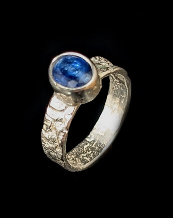 Pierścionek srebrna Kora z kyanitem, Pracownia Neores