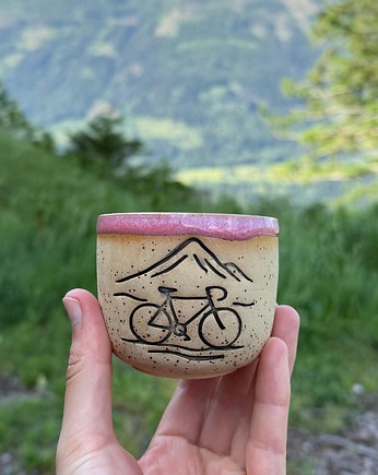 Czarka z rowerem Alpe Adria 2026 - różowa, szkliwiona.art