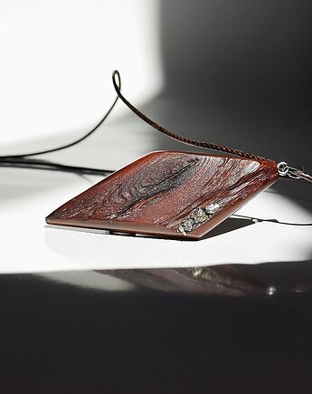 Wisior z drewna dębu i pirytu, mazuni