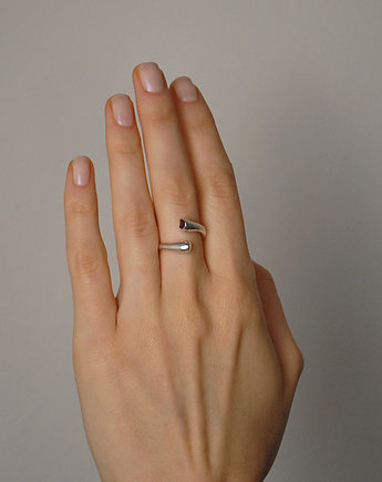 Minimalistyczny pierścionek z surowym rubinem, LIKIKO Jewellery