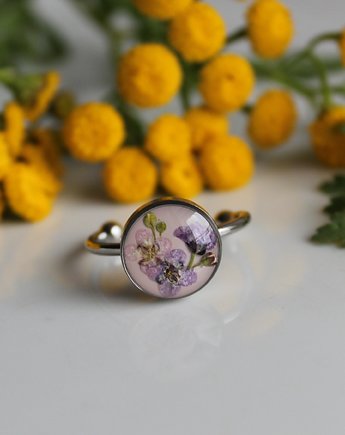 Srebrny pierścionek suszone kwiaty smagliczka żywica, zkwiatem