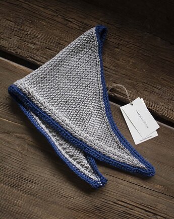 Chusta trójkątna z 100% wełny merino z motywem kłosa, cisza kolektyw