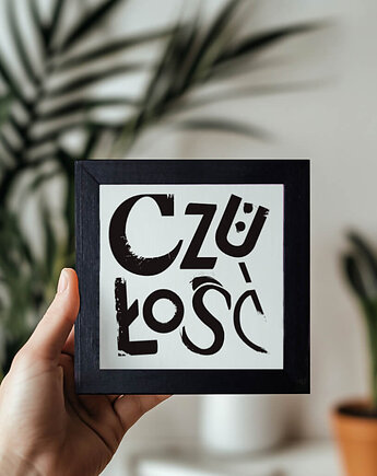 Czułość grafika typograficzna w drewnianej ramce, 11 Seconds Studio