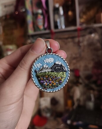 Haftowany wisiorek z pejzażem, Czarownicze Hafty