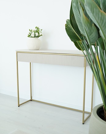 NAOMA- Beżowa konsola na złotych nogach i ryflowanym frontem, Papierówka Simple form of furniture