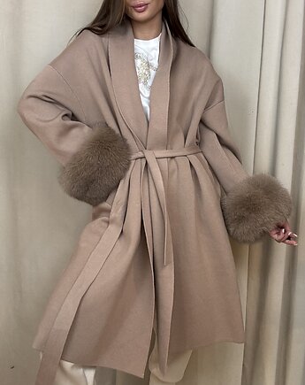 Dzianinowy płaszcz z futrem BEIGE, SOLO moda