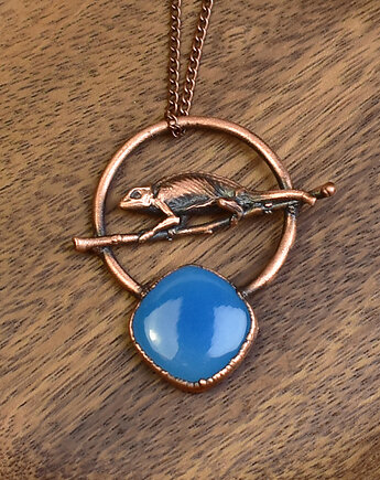 Miedziany wisiorek z niebieskim chalcedonem i kameleonem, Spirit Of Copper