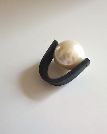 Duży pierścionek ze skóry naturalnej czarny,duża perła, Malena Dul