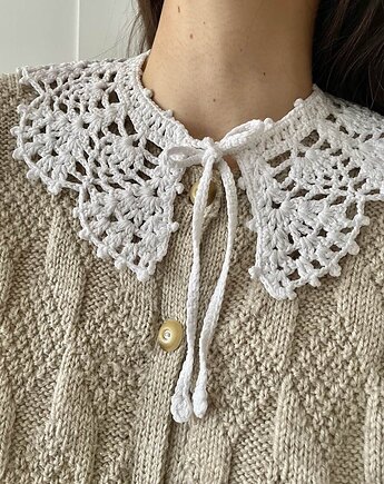 Kołnierzyk Adelia, Prześwity