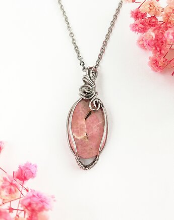 Naszyjnik Rodonit stal chirurgiczna wisiorek handmade wirewrapping, byNostawen