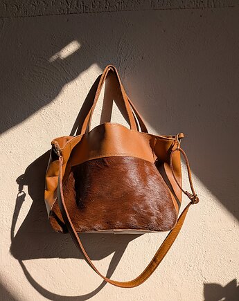 Średniej wielkości torebka ze skóry naturalnej z włosem, Łagoda