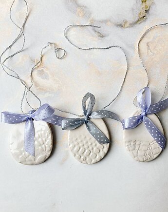 Zestaw białych ceramicznych jajeczek z wstążkami, annaflora