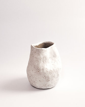 Nieregularny biały wazon w kropki w stylu boho lub rustykalnym (Piegus V), Mada Ceramics