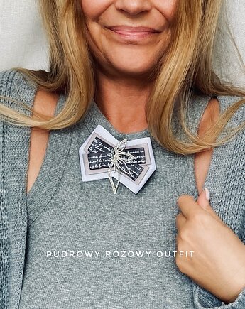 Delikatna Brosza  z napisami  i z kwiatem z cyrkonii NEW, Pudrowy Różowy