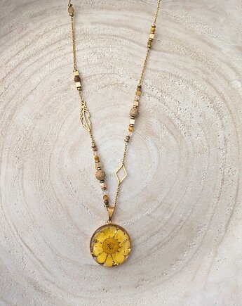 Naszyjnik z kamieniami i żółtym kwiatkiem żywica, Kwiaty i pióra