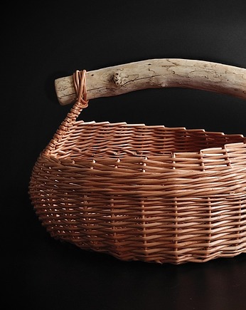 Duży płaski wiklinowy kosz z drewnianym uchwytem, KOSZi
