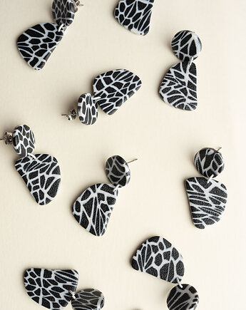 Asymetryczne sztyfty w abstrakcyjny wzorek, Dwie Gliny