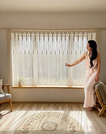 Makrama firana, Zaplątana W Sznurki