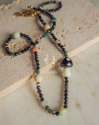 Naszyjnik z błyszczących kamieni z grzybkiem