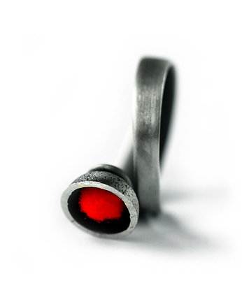 Srebrny pierścionek z czerwoną kulką TUI, SHAMBALA
