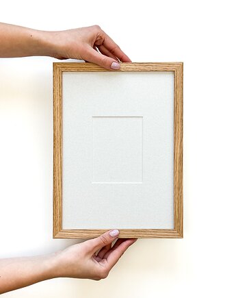 Dębowa ramka A4 z passe-partout w kolorze złamanej bieli, LittlFrameShop