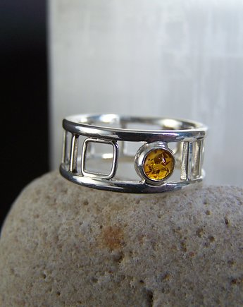 Srebrny, ażurowy, geometryczny pierścionek z bursztynem rozmiar PL  17, AnArtisanNova