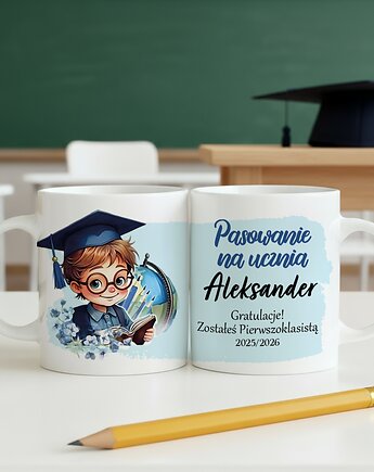 Kubek PASOWANIE NA UCZNIA dla chłopca pierwszoklasisty z imieniem, DESION