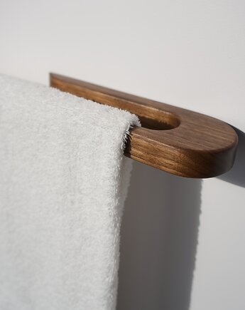 Orzechowy minimalistyczny wieszak łazienkowy na ręczniki, POZYTYWNIE W DREWNIE