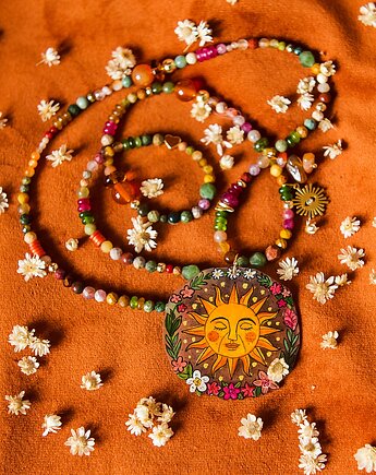 Długi naszyjnik z naturalnych kamieni z "medalionem" w kształcie  słońca